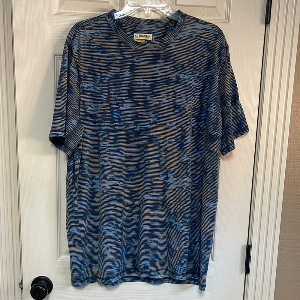 Magellan Outdoors Blue Short Sleeve Tee with Abstract Pattern